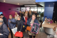De menigte stroomt binnen